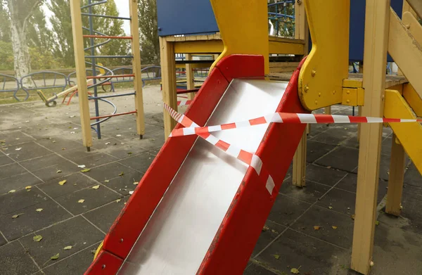 Blick Auf Den Spielplatz Während Der Quarantäne Von Covid Geschlossen — Stockfoto