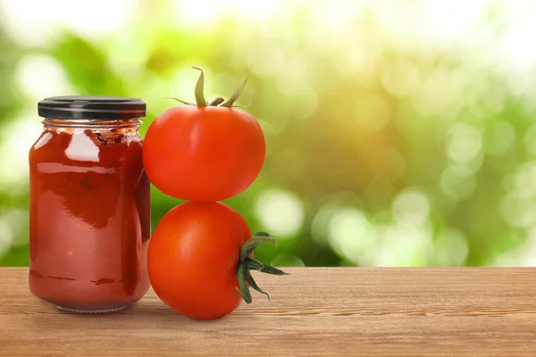 Pot Sauce Tomate Sur Table Bois Sur Fond Flou Espace — Photo