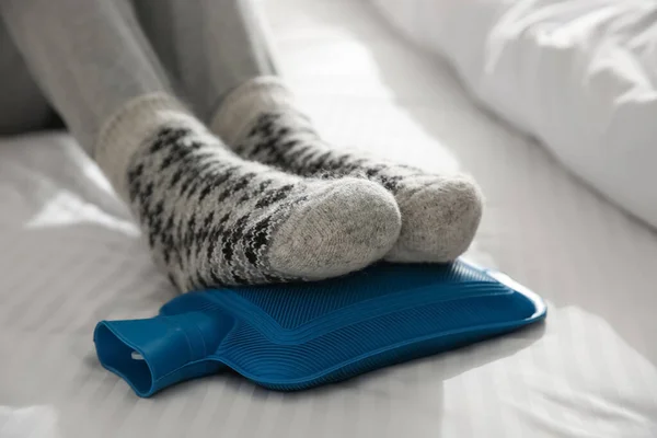Person Värma Fötter Med Varmvatten Flaska Sängen Närbild — Stockfoto