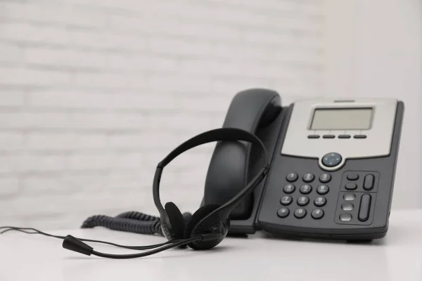 Bureaublad Telefoon Headset Witte Tafel Kantoor Ruimte Voor Tekst Hotline — Stockfoto