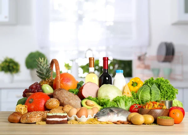 Mutfaktaki Ahşap Masada Farklı Ürünler Dengeli Yemek — Stok fotoğraf
