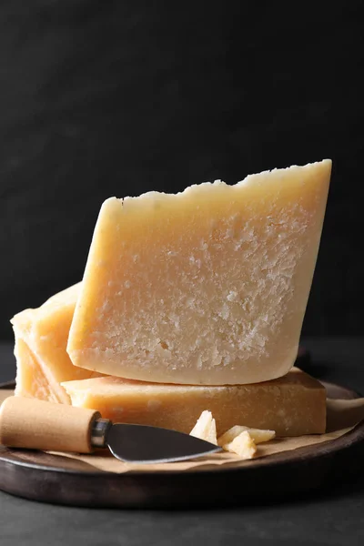 Delicioso Queijo Parmesão Com Faca Mesa Preta — Fotografia de Stock