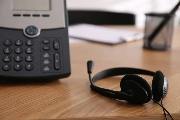 Kantoor Desktop Telefoon Headset Houten Tafel Close Hotline Dienst — Stockfoto