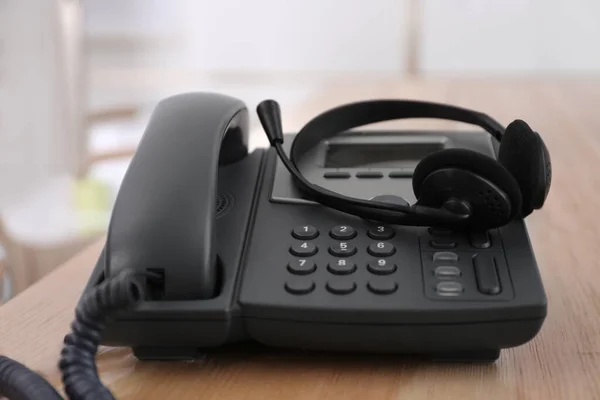 Teléfono Escritorio Oficina Auriculares Mesa Madera Servicio Línea Directa —  Fotos de Stock