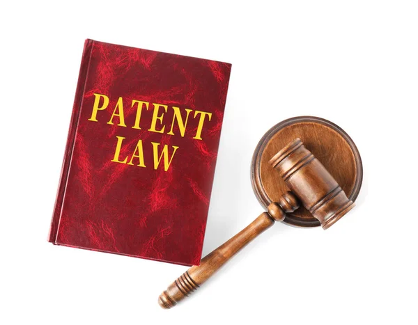 专利法书籍和白色背景的木槌 顶部视图 — 图库照片