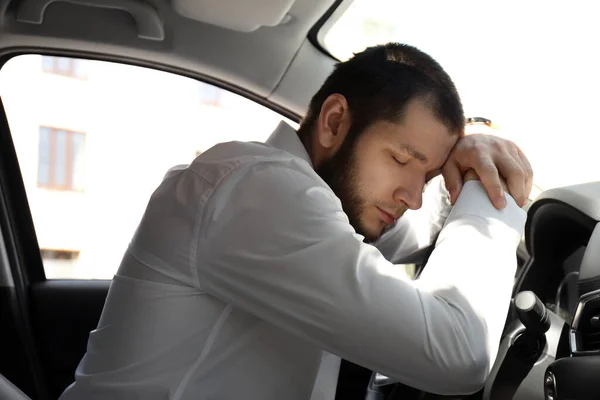 Moe Man Slapend Stuurwiel Zijn Moderne Auto — Stockfoto