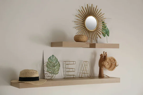 Estantes Madera Con Accesorios Para Mujer Diferentes Elementos Decorativos Pared — Foto de Stock