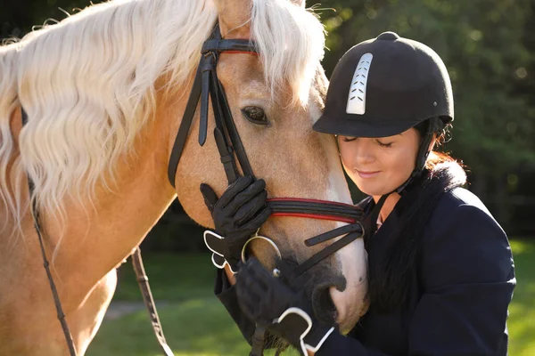 Mujer Joven Traje Montar Caballo Hermosa Mascota Aire Libre Día — Foto de Stock