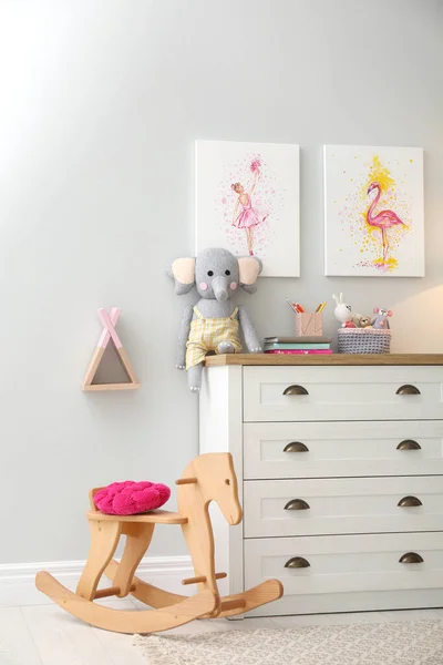 Συρταριέρα Και Όμορφες Φωτογραφίες Στο Παιδικό Δωμάτιο Εσωτερική Διαρρύθμιση — Φωτογραφία Αρχείου
