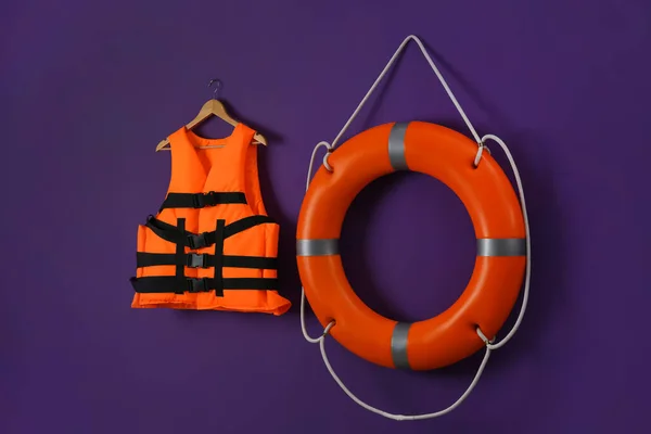 Оранжевый Спасательный Жилет Спасательный Круг Фиолетовом Фоне Спасательное Оборудование — стоковое фото