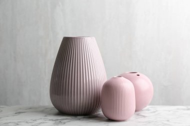 Beyaz mermer masada boş seramik vazolar