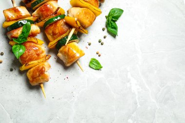 Gri mermer sehpada sebzeli tavuk şiş kebabı. Metin için boşluk