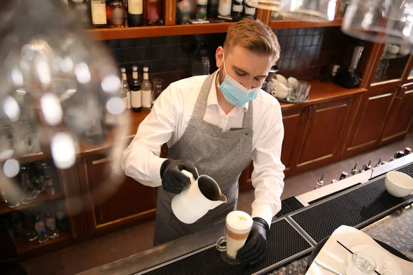 Barista Restoranda Kahve Hazırlıyor Coronavirus Karantinası Sırasında Yemek Servisi — Stok fotoğraf
