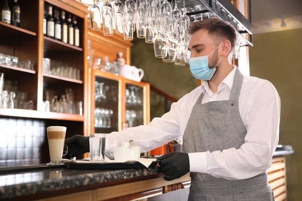 식당에서 음료를 제공하는 웨이터 코로나 바이러스 기간에 사냥하는 — 스톡 사진