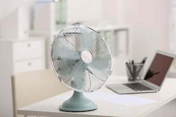 Moderner Elektroventilator Auf Dem Tisch Büro — Stockfoto