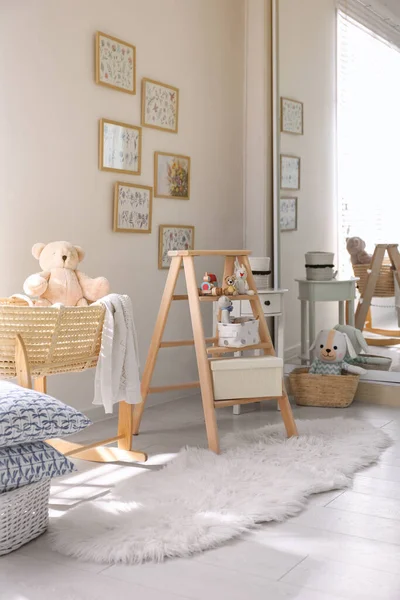 Escada Decorativa Com Brinquedos Coisas Diferentes Sala Bebê Elegante Idéia — Fotografia de Stock