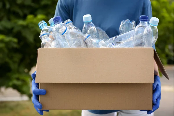 Mujer Sosteniendo Caja Cartón Con Botellas Plástico Usadas Aire Libre — Foto de Stock