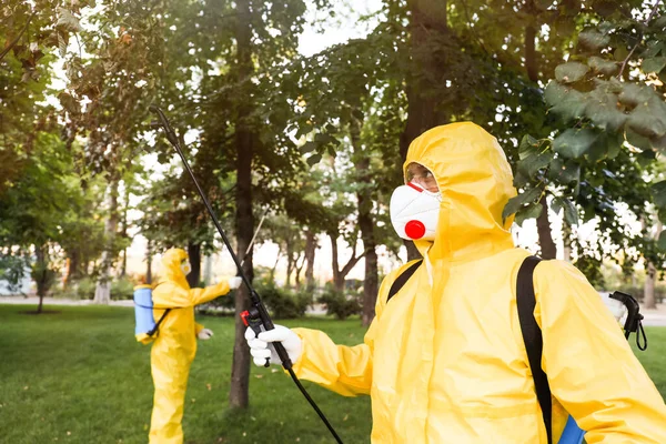 Arbeiter Sprühen Pestizide Auf Bäume Freien Schädlingsbekämpfung — Stockfoto