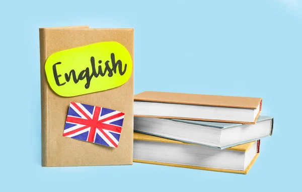 Word Engelska Och Stapel Böcker Ljusblå Bakgrund — Stockfoto