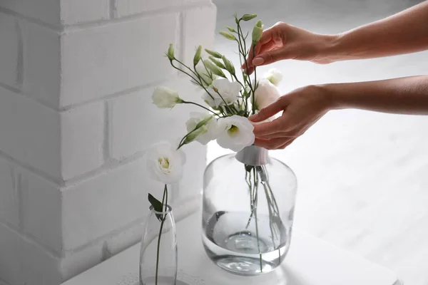 Mujer Tomando Hermosas Flores Florero Interior Primer Plano —  Fotos de Stock