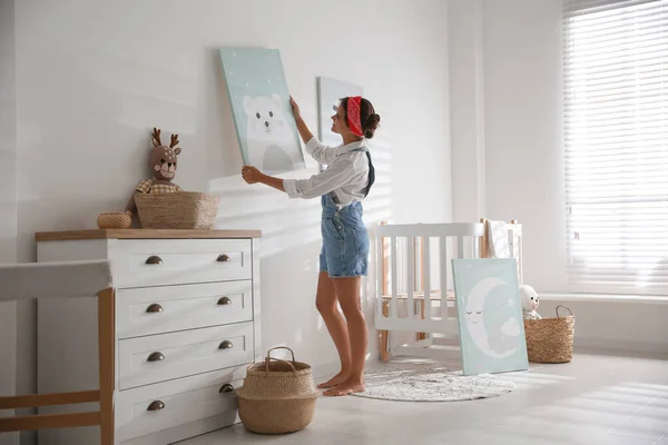 Decorator Opknoping Foto Witte Muur Babykamer Interieur Ontwerp — Stockfoto