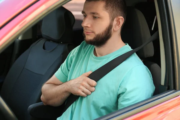 車の運転席に固定安全ベルト付きの男 — ストック写真