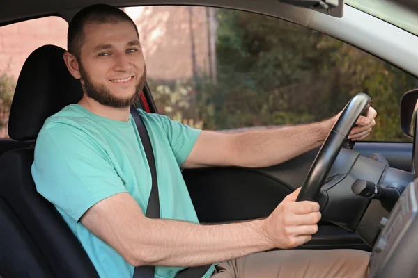 車の運転席に固定安全ベルト付きの男 — ストック写真