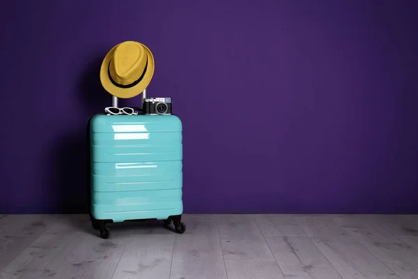 Reisekoffer Mit Hut Kamera Und Sonnenbrille Auf Holzboden Der Nähe — Stockfoto