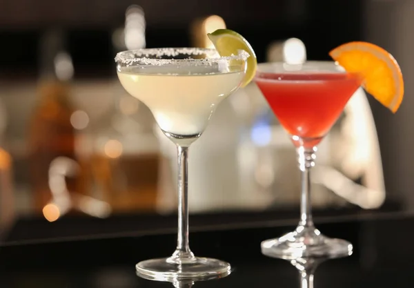 Different Delicious Cocktails Counter Bar — Stock Photo, Image