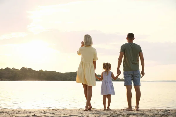 Glückliche Eltern Mit Ihrem Kind Strand Rückansicht Zeit Der Natur — Stockfoto