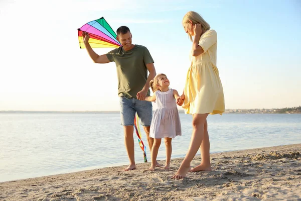 Gelukkige Ouders Met Hun Kind Spelen Met Vlieger Het Strand — Stockfoto