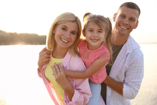 Gelukkige Ouders Met Hun Kind Het Strand Tijd Doorbrengen Natuur — Stockfoto