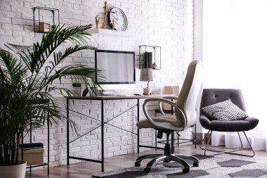 Modern ofis içinde masa başında rahat bir sandalye.