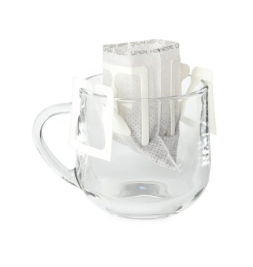 Beyaza izole edilmiş damlayan kahve torbası.