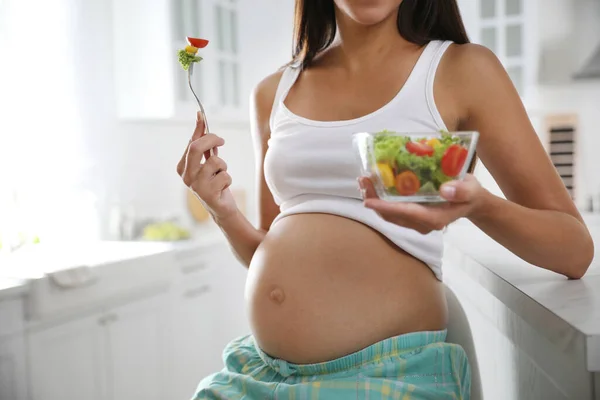 Young Pregnant Woman Bowl Vegetable Salad Table Kitchen Closeup Taking — Stock Photo, Image