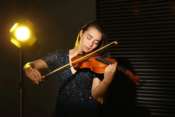 Vacker Ung Kvinna Spelar Fiol Mörkt Rum — Stockfoto