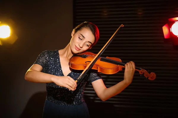 Vacker Ung Kvinna Spelar Fiol Mörkt Rum — Stockfoto