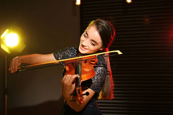 Belle Jeune Femme Jouant Violon Dans Chambre Noire — Photo