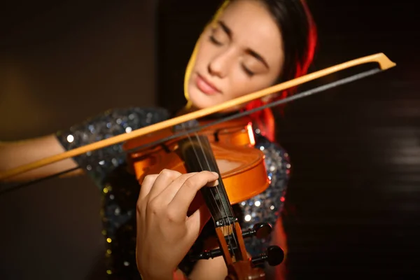 Vacker Ung Kvinna Spelar Fiol Mörkt Rum Fokus Handen — Stockfoto