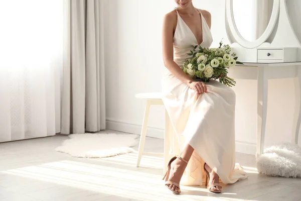 Junge Braut Brautkleid Mit Schönem Strauß Drinnen Nahaufnahme Raum Für — Stockfoto