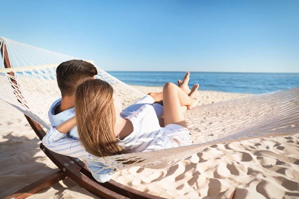 Paar Entspannt Sich Der Hängematte Strand Sommerferien — Stockfoto