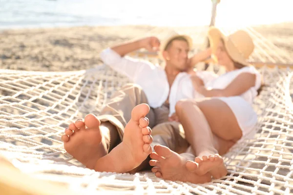 Paar Entspannt Sich Hängematte Freien Konzentriert Sich Auf Die Beine — Stockfoto