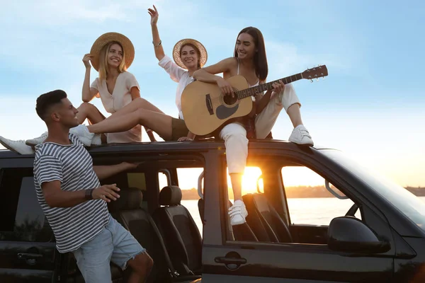 Amici Felici Con Chitarra Vicino Mare Tramonto Viaggio Estivo — Foto Stock