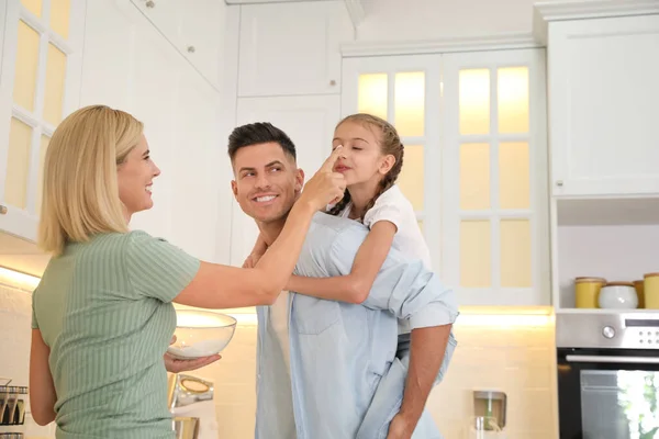 Família Feliz Cozinhar Juntos Cozinha Moderna — Fotografia de Stock