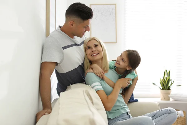 Famiglia Felice Con Figlia Sul Divano Casa — Foto Stock