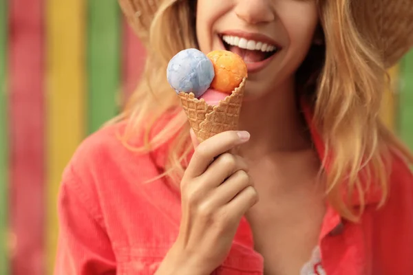Счастливая Молодая Женщина Вкусным Мороженым Вафельном Конусе Открытом Воздухе Крупным — стоковое фото
