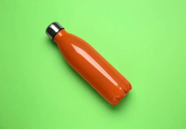 Νέο Μοντέρνο Θερμοπλαστικό Μπουκάλι Πράσινο Φόντο Top View — Φωτογραφία Αρχείου