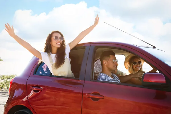 Glückliche Freunde Gemeinsam Auto Auf Roadtrip — Stockfoto