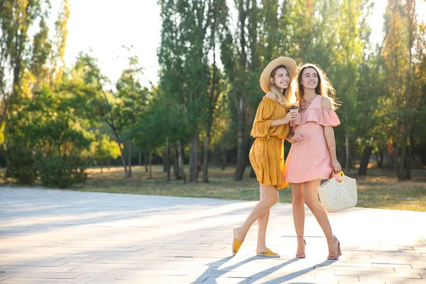 Schöne Junge Frauen Stilvollen Kleidern Freien — Stockfoto