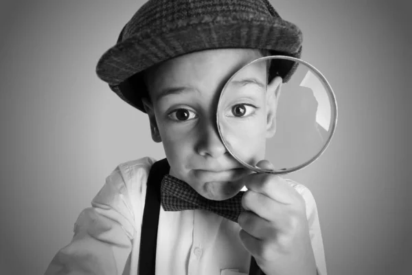 Niño Pequeño Con Lupa Jugando Detective Sobre Fondo Gris Efecto —  Fotos de Stock